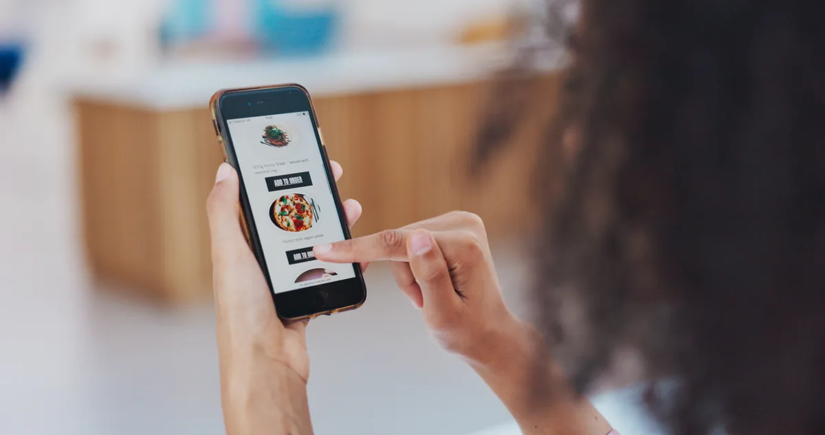 Cliente commandant depuis le site d'un commerce sur son smartphone